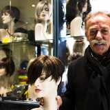 L'esercizio commerciale � condotto oggi dal 61enne Piero Mansueto, uno dei pochi parruccai artigianali rimasti in Italia